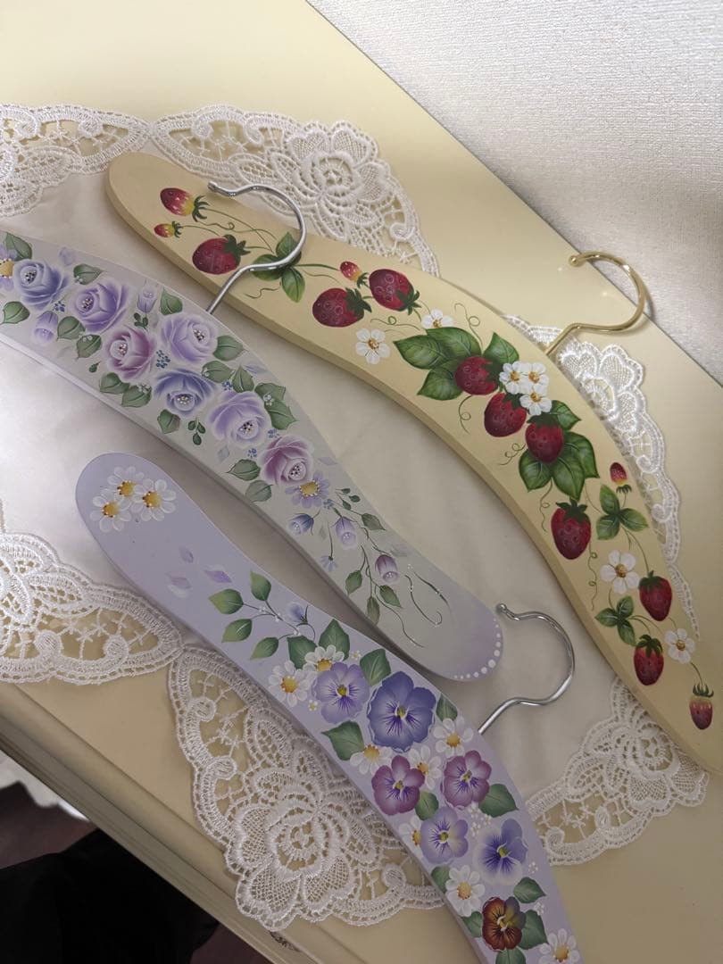 トールペイント作品　手描きデザインの木製ハンガー5本セット