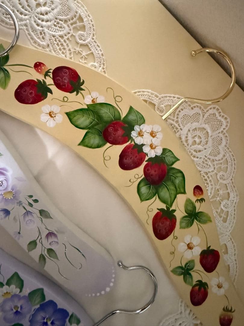 トールペイント作品　手描きデザインの木製ハンガー5本セット