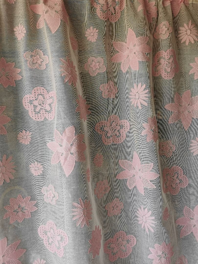 アンティーク ノッティンガムマドラスレース 浮かぶ桜色の花々 幅広カーテンパネル