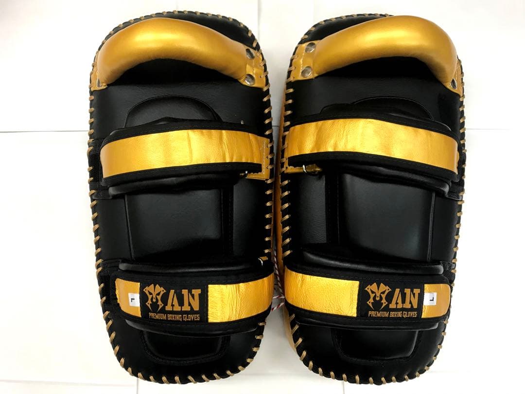 新品　Lサイズ　MAN FIGHT キックミット　黒/金　マンファイト