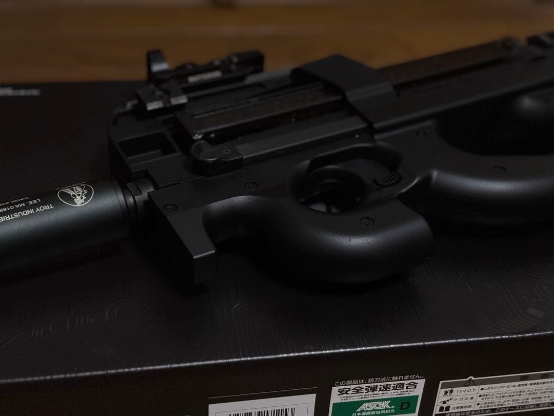 現在3000円off東京マルイ P90＋ (純正バッテリー、充電器とオマケ付き)