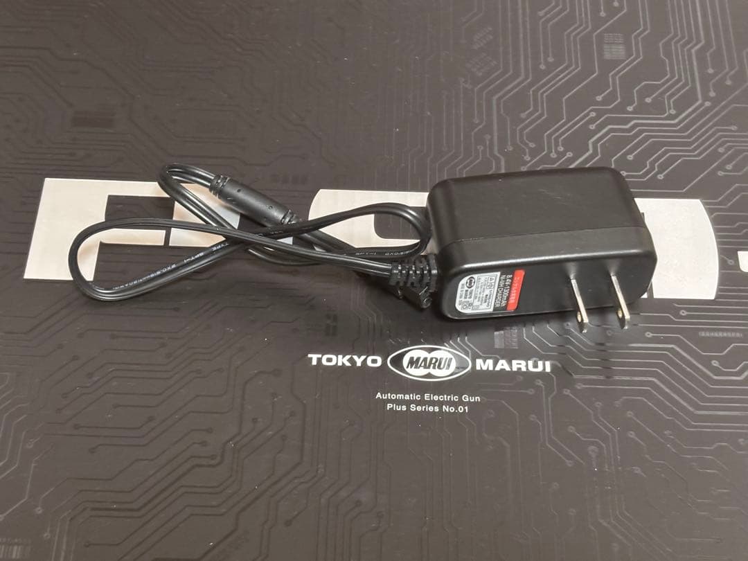 現在3000円off東京マルイ P90＋ (純正バッテリー、充電器とオマケ付き)