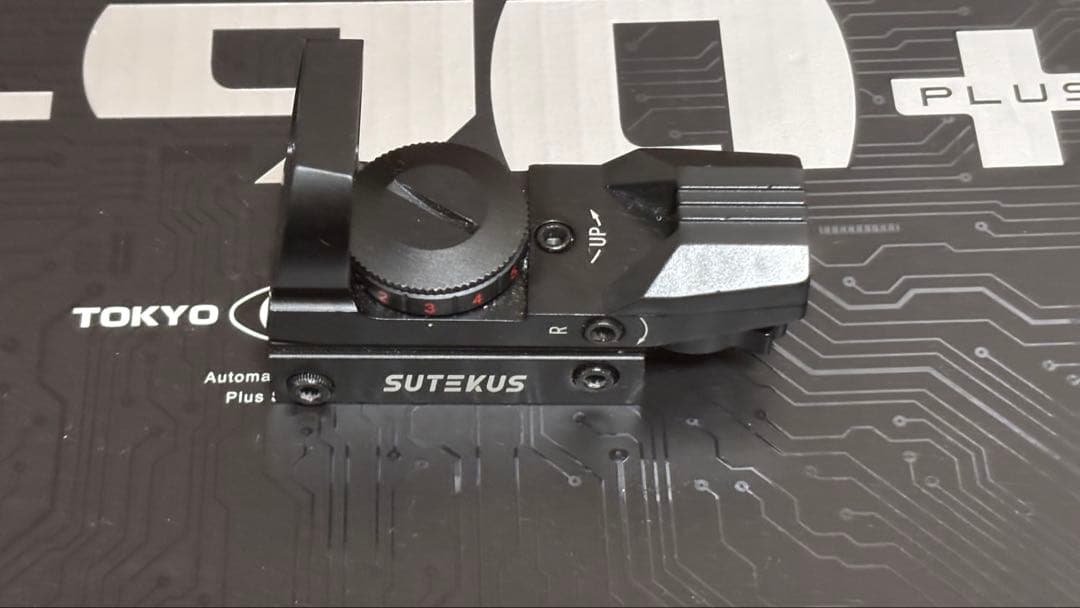 現在3000円off東京マルイ P90＋ (純正バッテリー、充電器とオマケ付き)