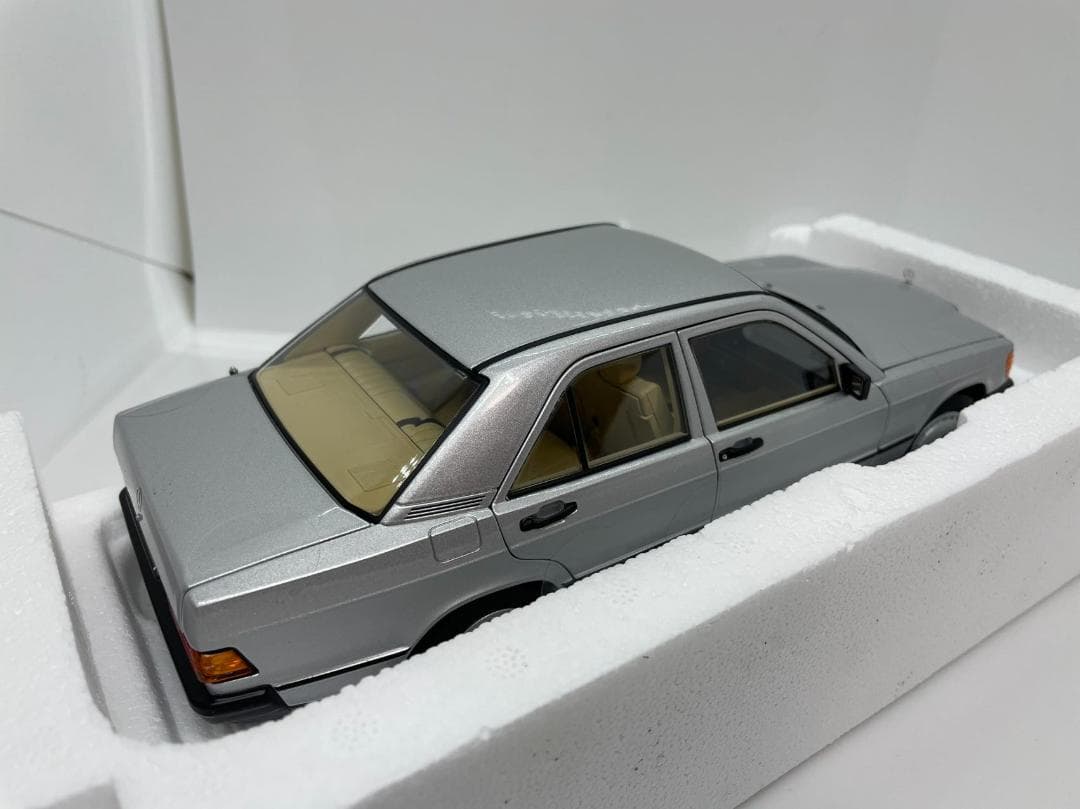 304-033 ノレブ 1/18 メルセデスベンツ 190E 1982