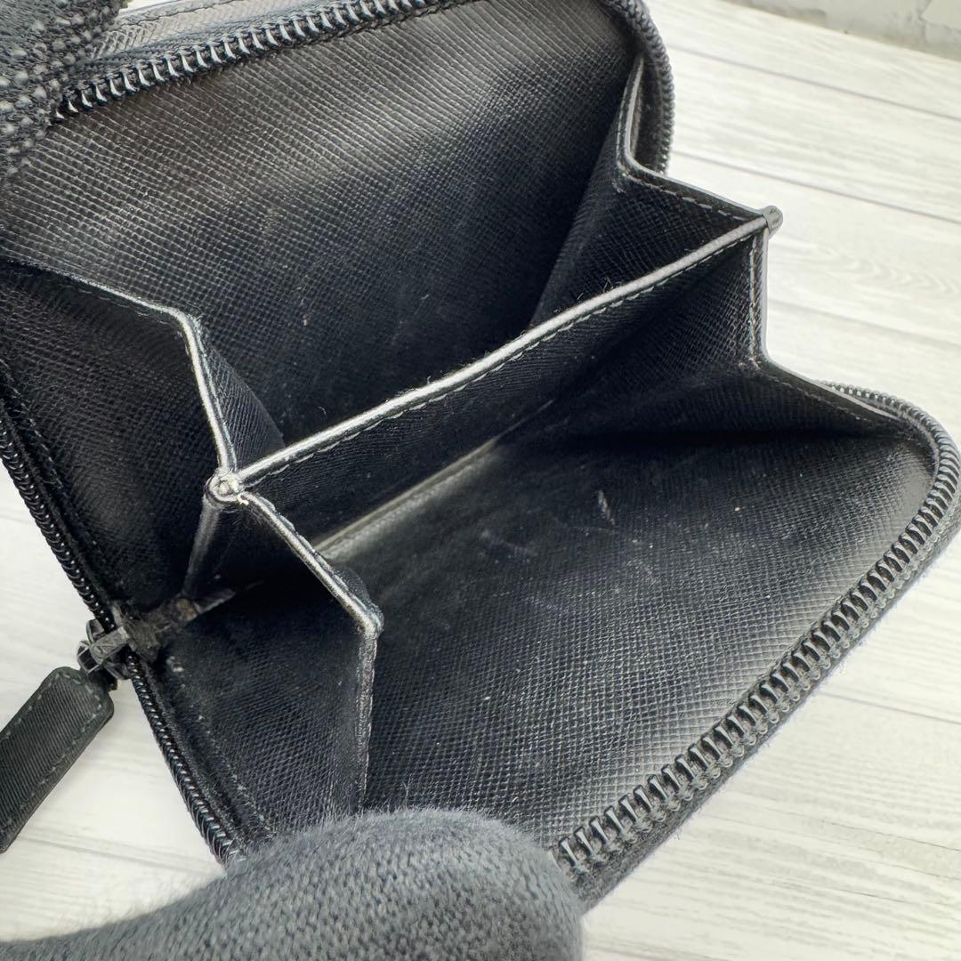 プラダ　二つ折り財布　ラウンドファスナー　三角ロゴ　ナイロン　ブラック