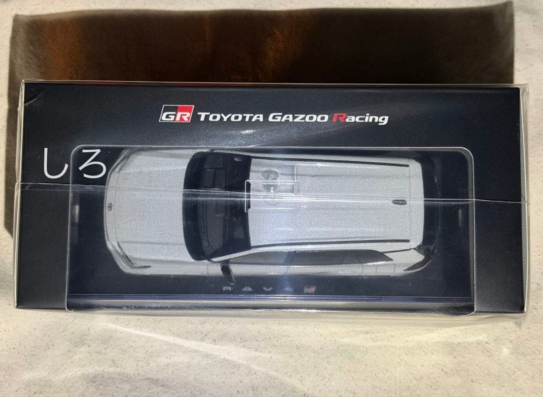 トヨタ RAV4 GRスポーツ ホワイト 1/30カラーサンプルミニカー 色見本