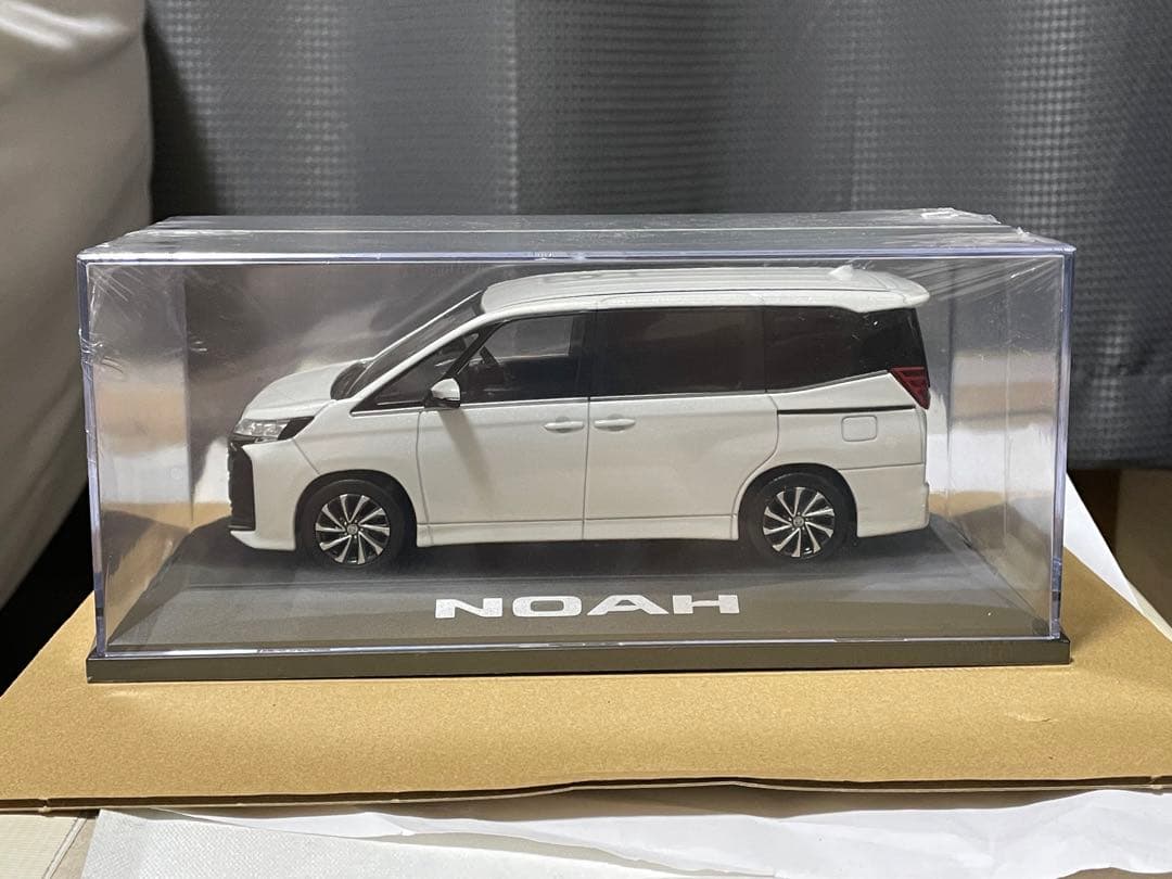 トヨタ ノア カラーサンプル ミニカー