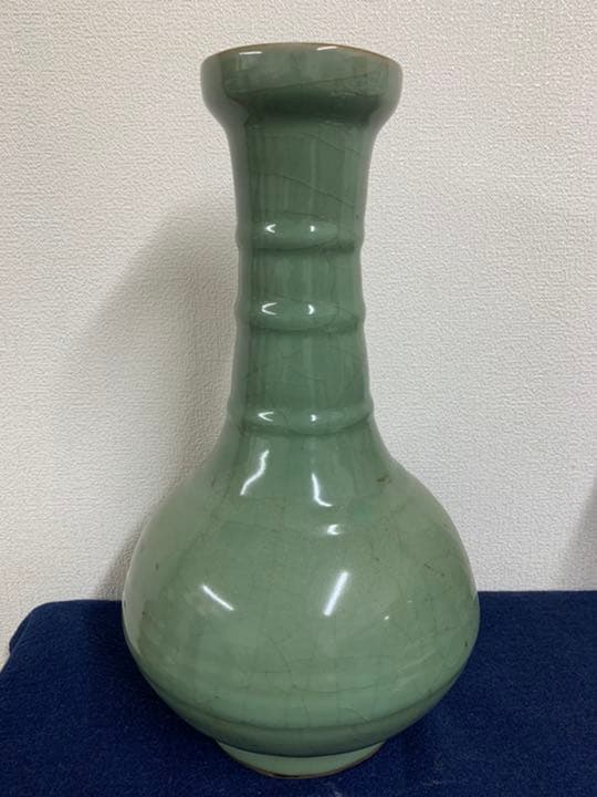 中国古美術　宋時代龍泉窯弦紋瓶，共箱：　C-3-3