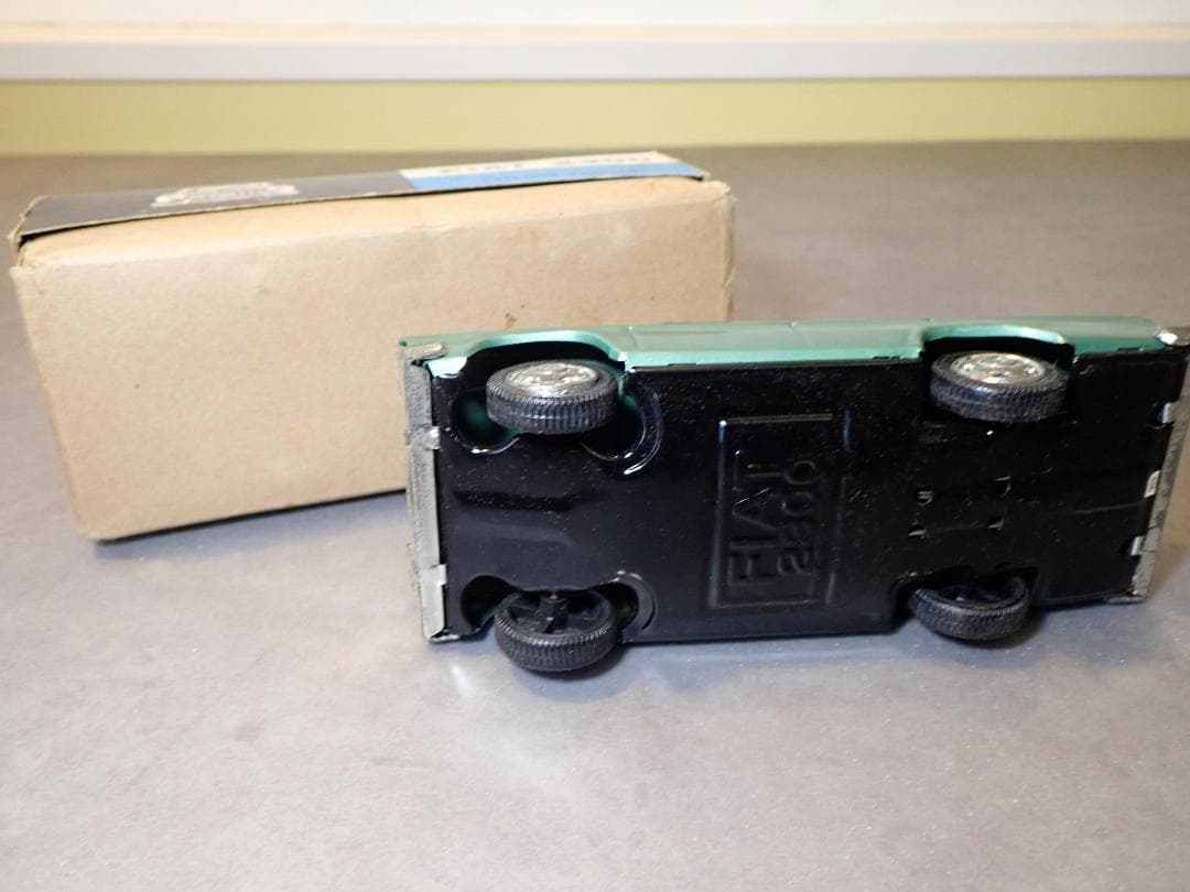 FIAT 2300 フリクションカー グリーン ビンテージブリキカー全長18㎝