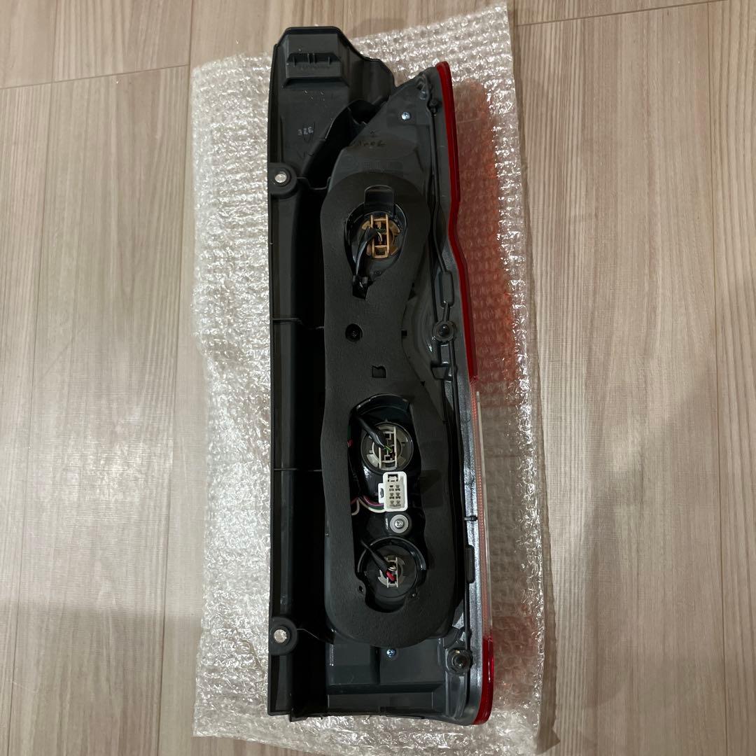 トヨタ200系ハイエース純正テールランプ　左　A045053