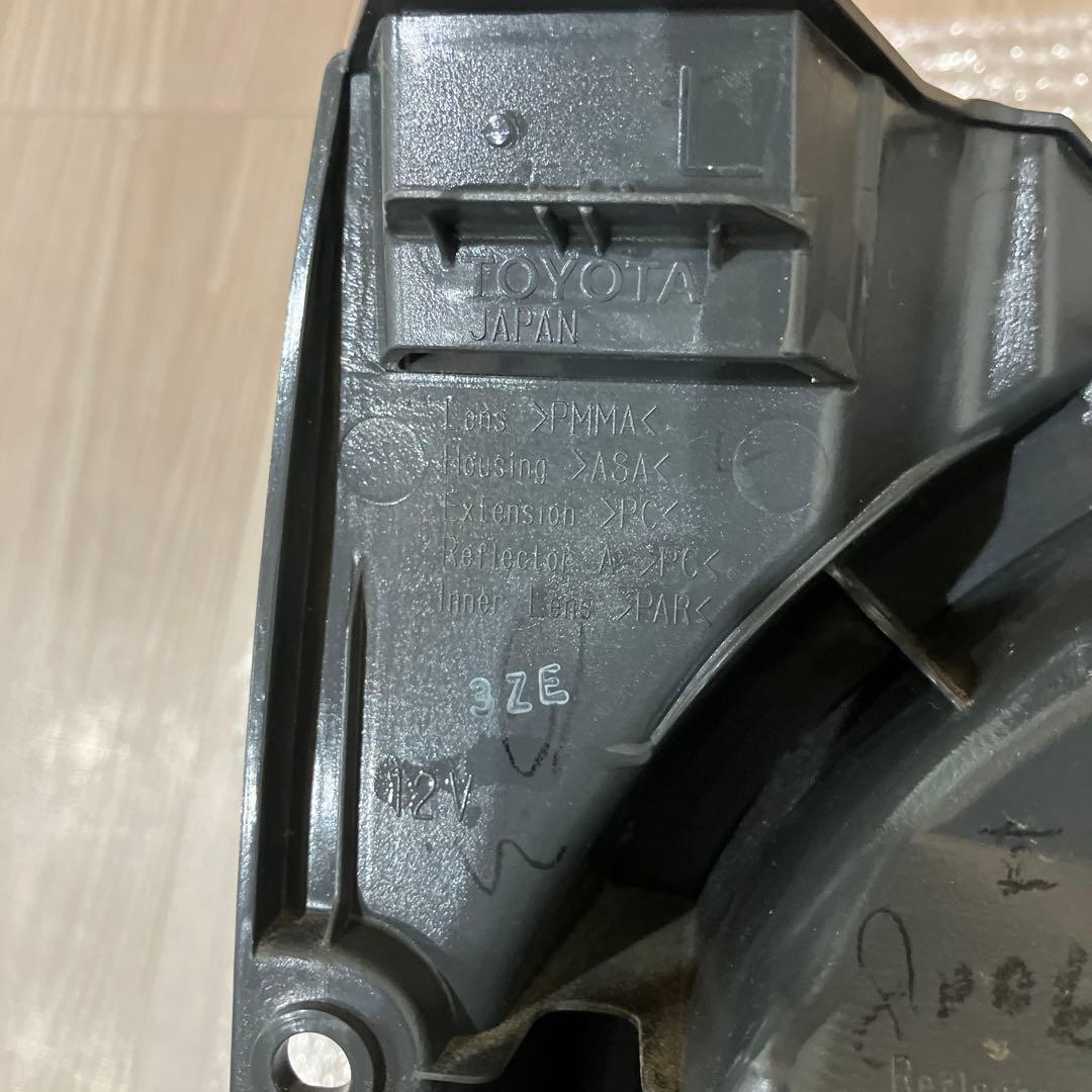 トヨタ200系ハイエース純正テールランプ　左　A045053