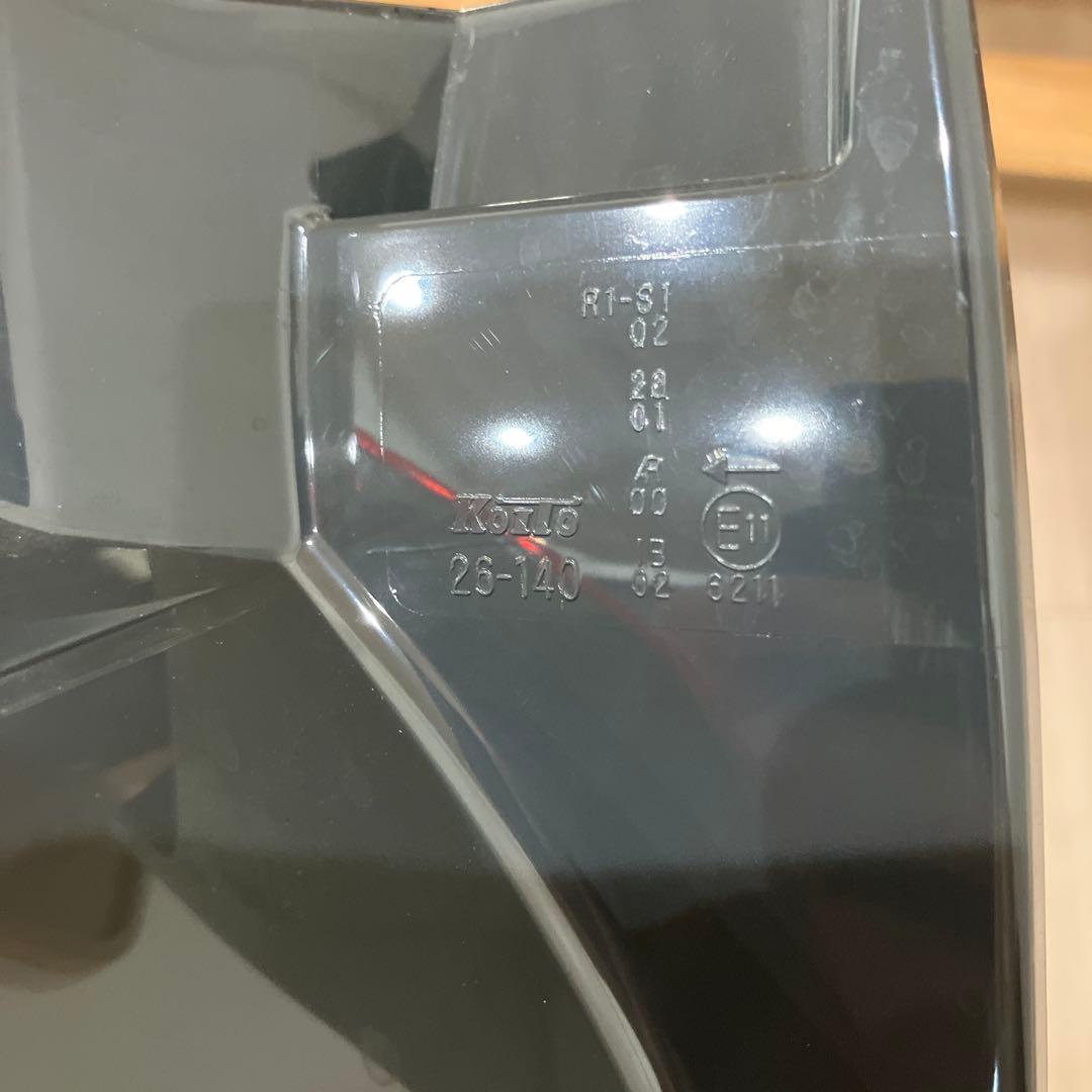 トヨタ200系ハイエース純正テールランプ　左　A045053