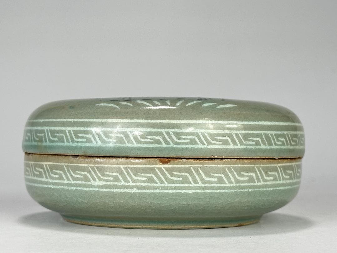 韓国美術　高麗青磁　黒白象嵌　花卉文　香合　時代　古物　朝鮮古陶磁