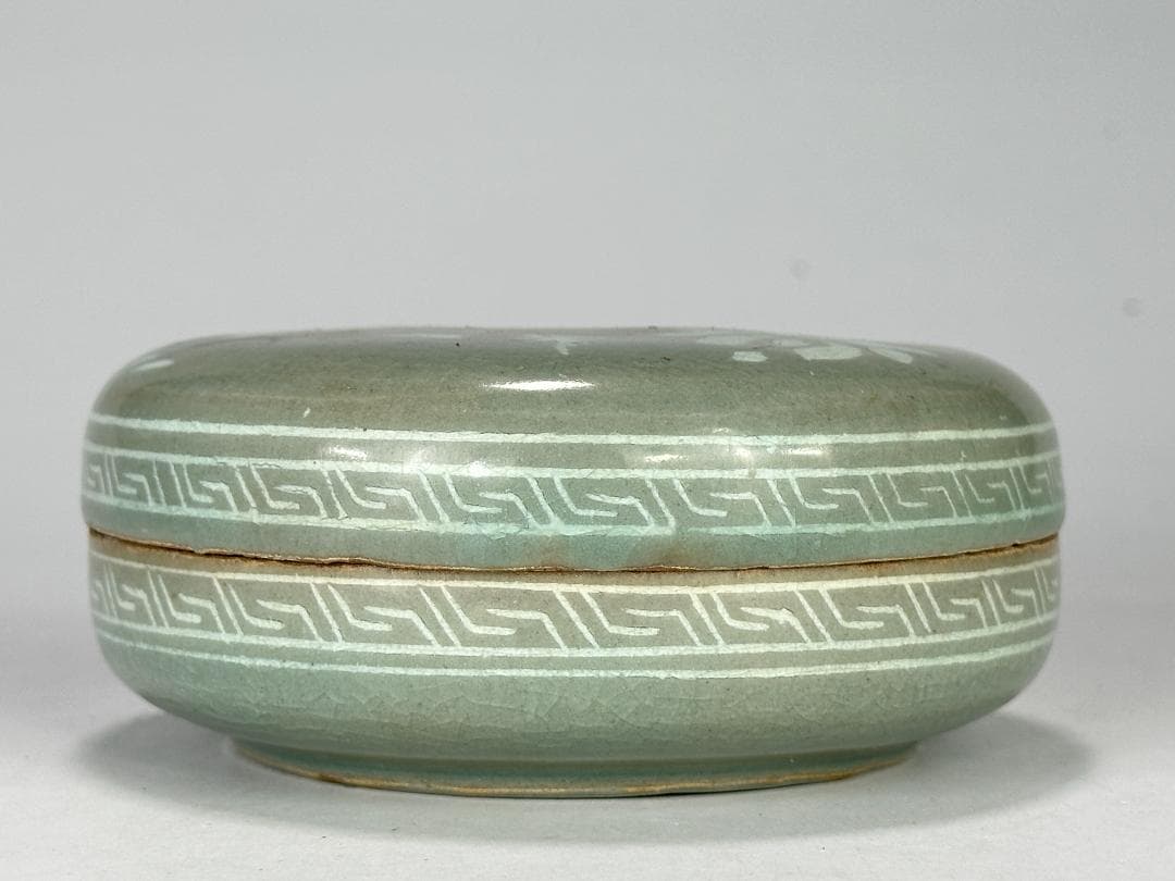 韓国美術　高麗青磁　黒白象嵌　花卉文　香合　時代　古物　朝鮮古陶磁