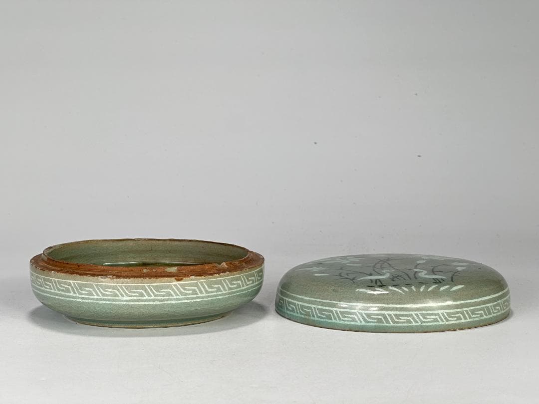 韓国美術　高麗青磁　黒白象嵌　花卉文　香合　時代　古物　朝鮮古陶磁