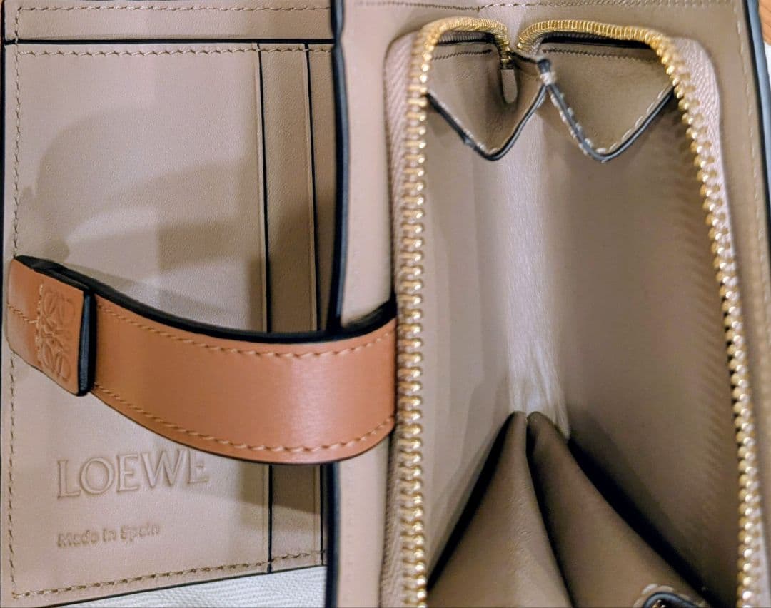 LOEWE ベージュ 二つ折り財布