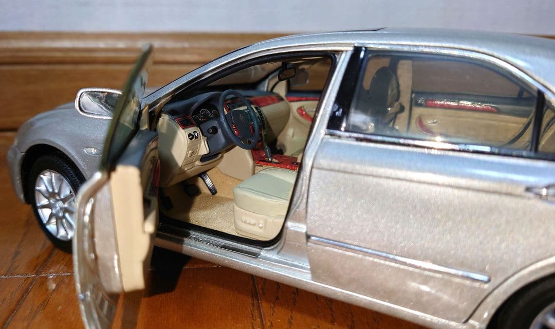 ショーケース付き　商品詳細不明　ミニカー　クラウン