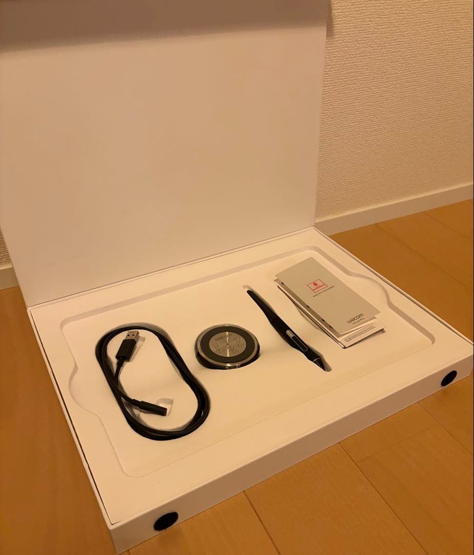 Wacom intuos Pro PTH-660 ペンタブレット　Mサイズ