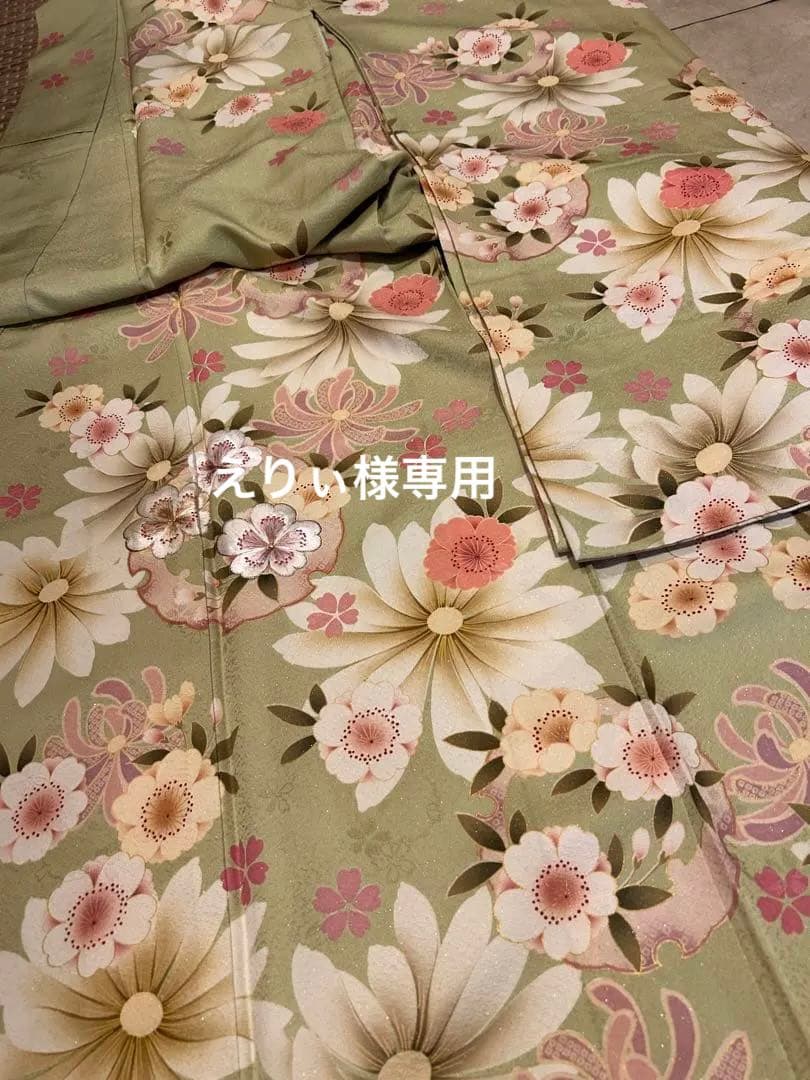 振袖　黄緑色地にお花模様