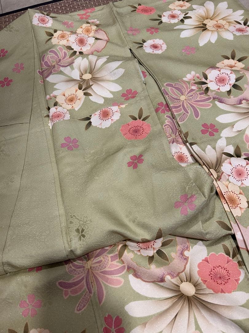 振袖　黄緑色地にお花模様