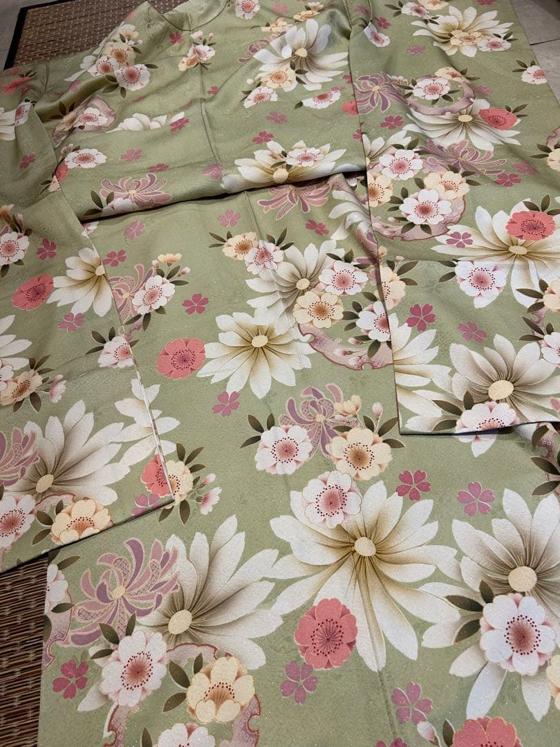 振袖　黄緑色地にお花模様