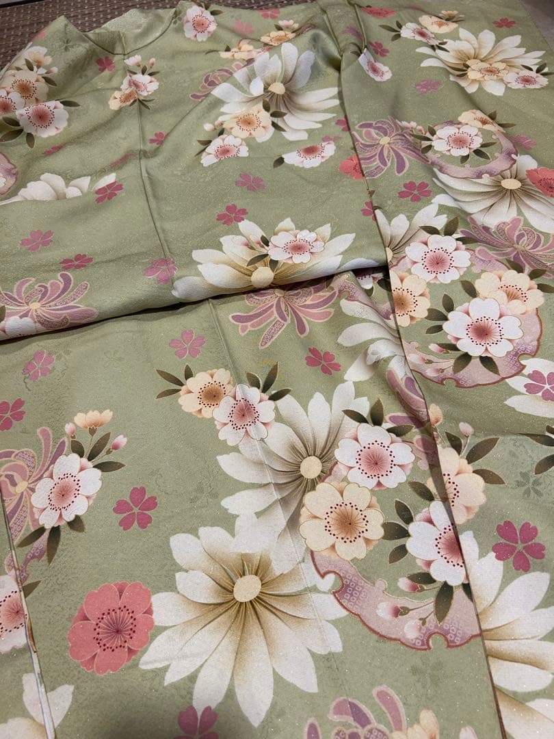 振袖　黄緑色地にお花模様