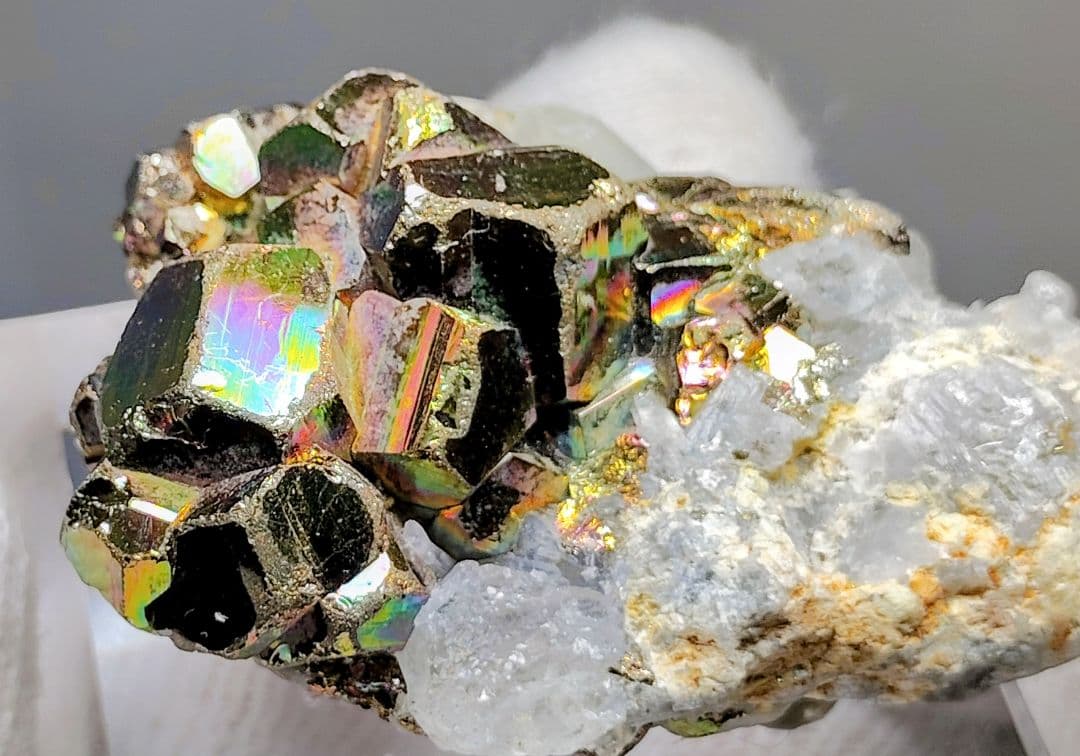 【コレクター向】レインボーパイライト イリデッセンスパイライト 水晶 共生