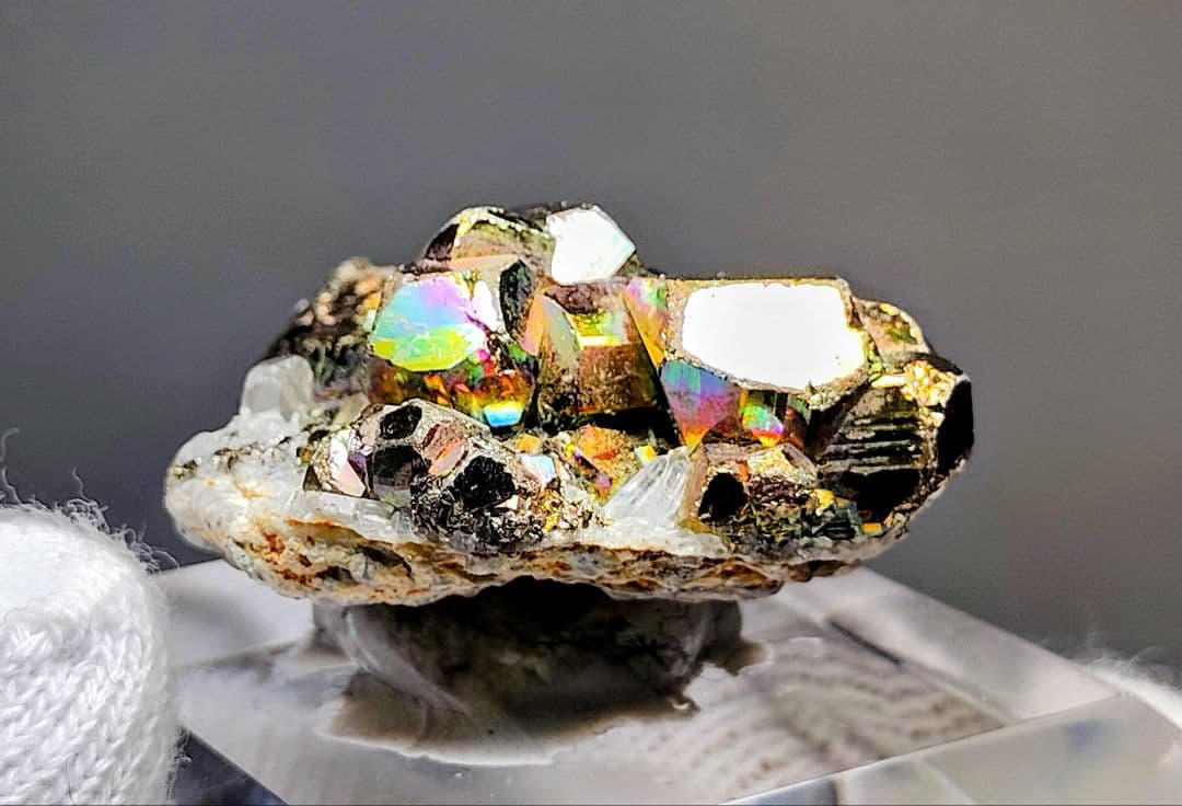 【コレクター向】レインボーパイライト イリデッセンスパイライト 水晶 共生
