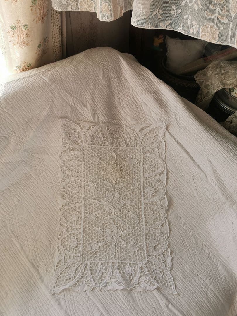 アンティーク イタリア ポワンドヴェニスローズ 薔薇と蕾 リネンレースランナー