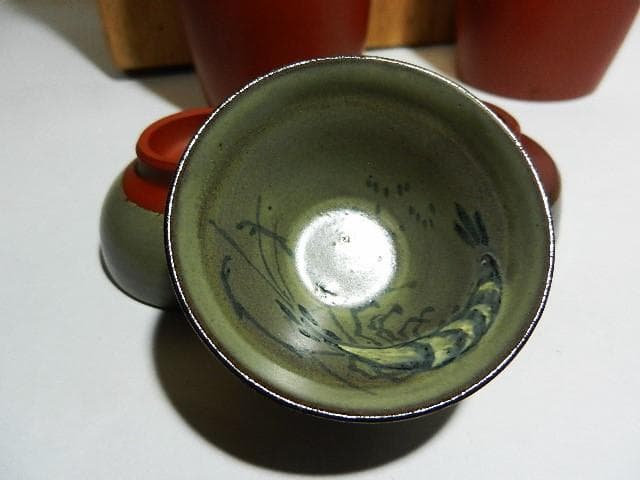 ３代目伊藤赤水（せきすい）作　無名異（むみょうい）焼酒器（徳利２本、猪口３客）