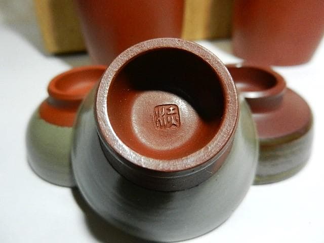 ３代目伊藤赤水（せきすい）作　無名異（むみょうい）焼酒器（徳利２本、猪口３客）