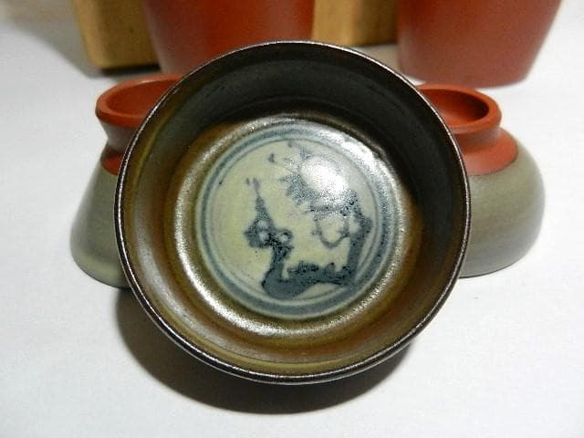 ３代目伊藤赤水（せきすい）作　無名異（むみょうい）焼酒器（徳利２本、猪口３客）