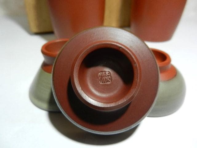 ３代目伊藤赤水（せきすい）作　無名異（むみょうい）焼酒器（徳利２本、猪口３客）