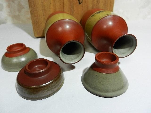 ３代目伊藤赤水（せきすい）作　無名異（むみょうい）焼酒器（徳利２本、猪口３客）