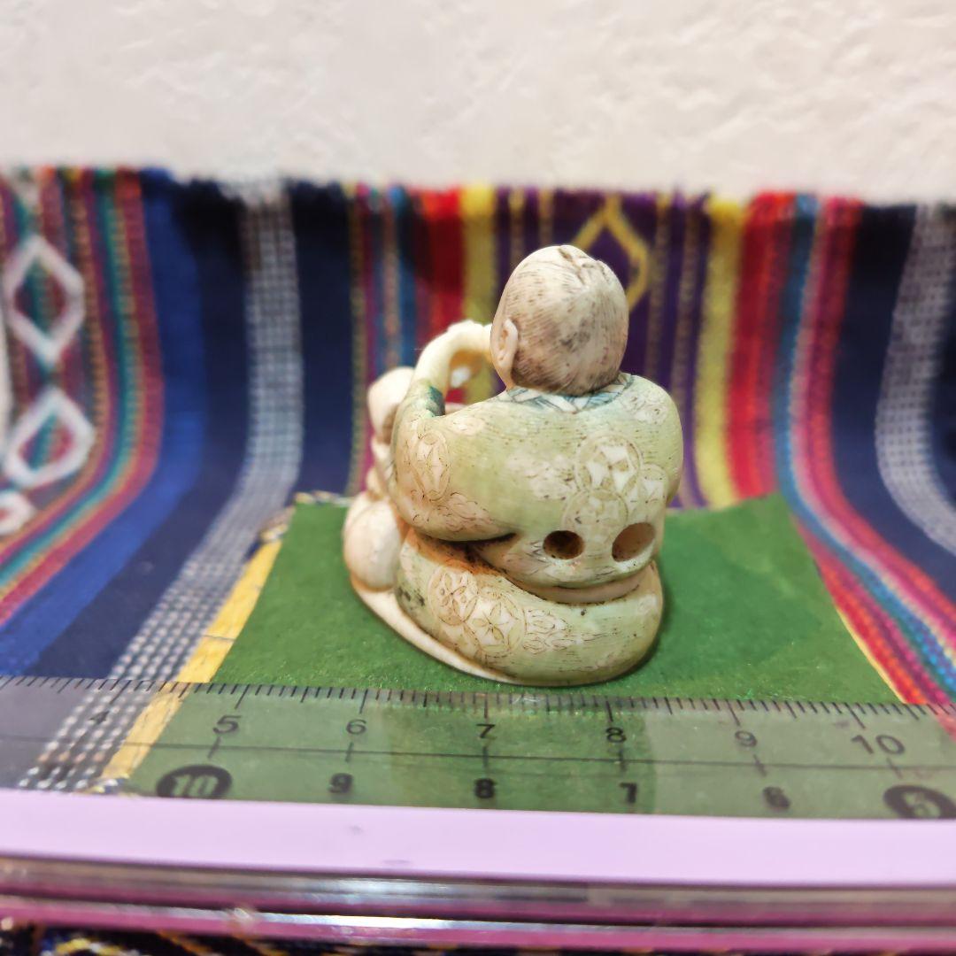 時代提物 彩色人物根付 天然素材 在銘【煙管で一服】高さ約3.9cm 重約33ｇ