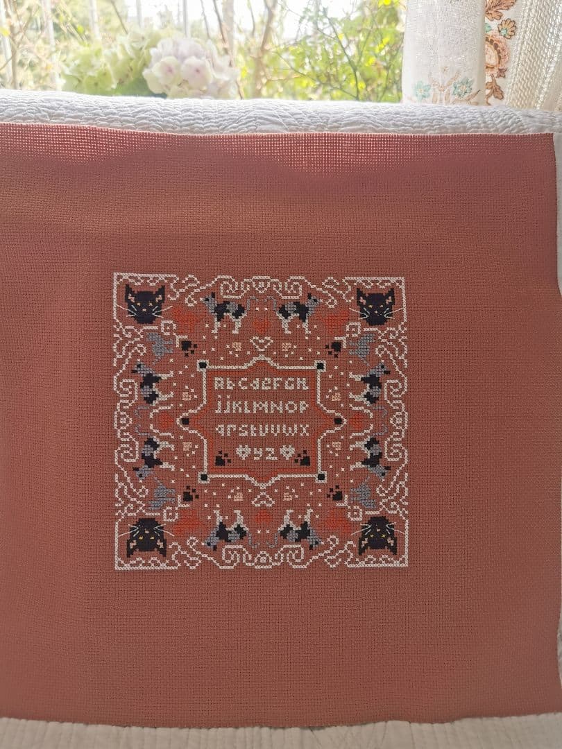 アンティークフランス 22匹の猫＆肉球色糸刺繍フレーム アルファベットサンプラー