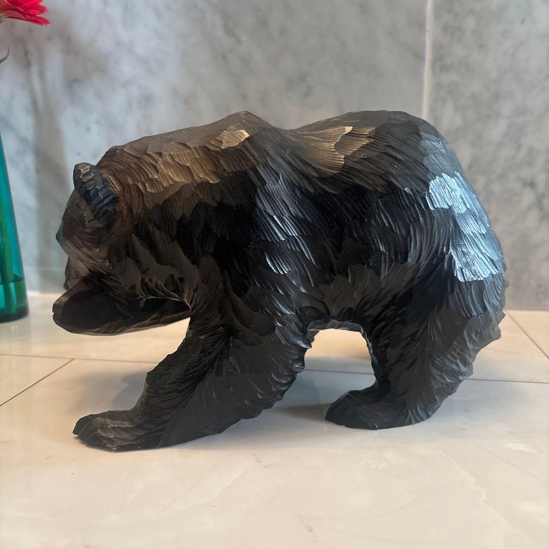 アイヌ名門堀井一族が手掛けたガラスの瞳で彫りや塗りが一級品のクマ