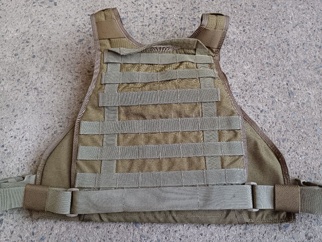 ソ*ニ様 EAGLE MBAV系 プレートキャリア カーキ 実物 放出品