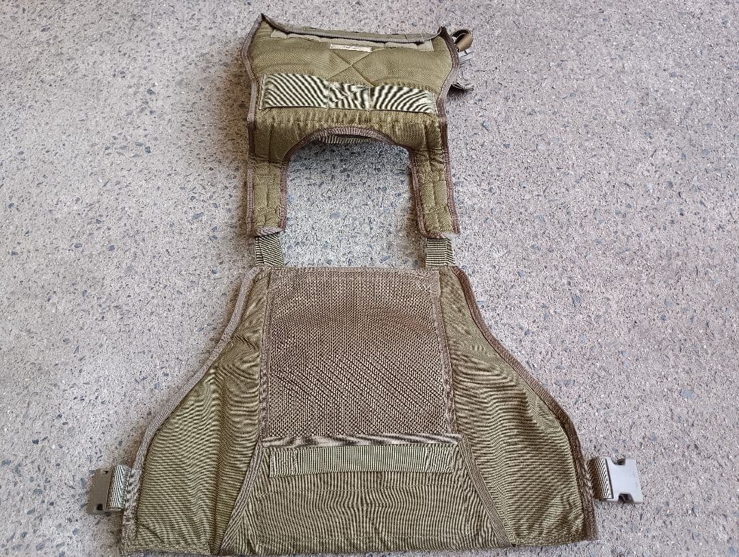 ソ*ニ様 EAGLE MBAV系 プレートキャリア カーキ 実物 放出品