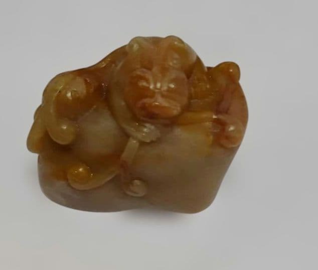 中国の寿山郷の水田で採れる希少な石(田黄石)[石印材の王]寿山石の貔貅の彫刻製品