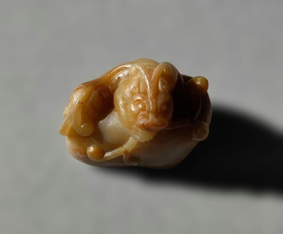 中国の寿山郷の水田で採れる希少な石(田黄石)[石印材の王]寿山石の貔貅の彫刻製品