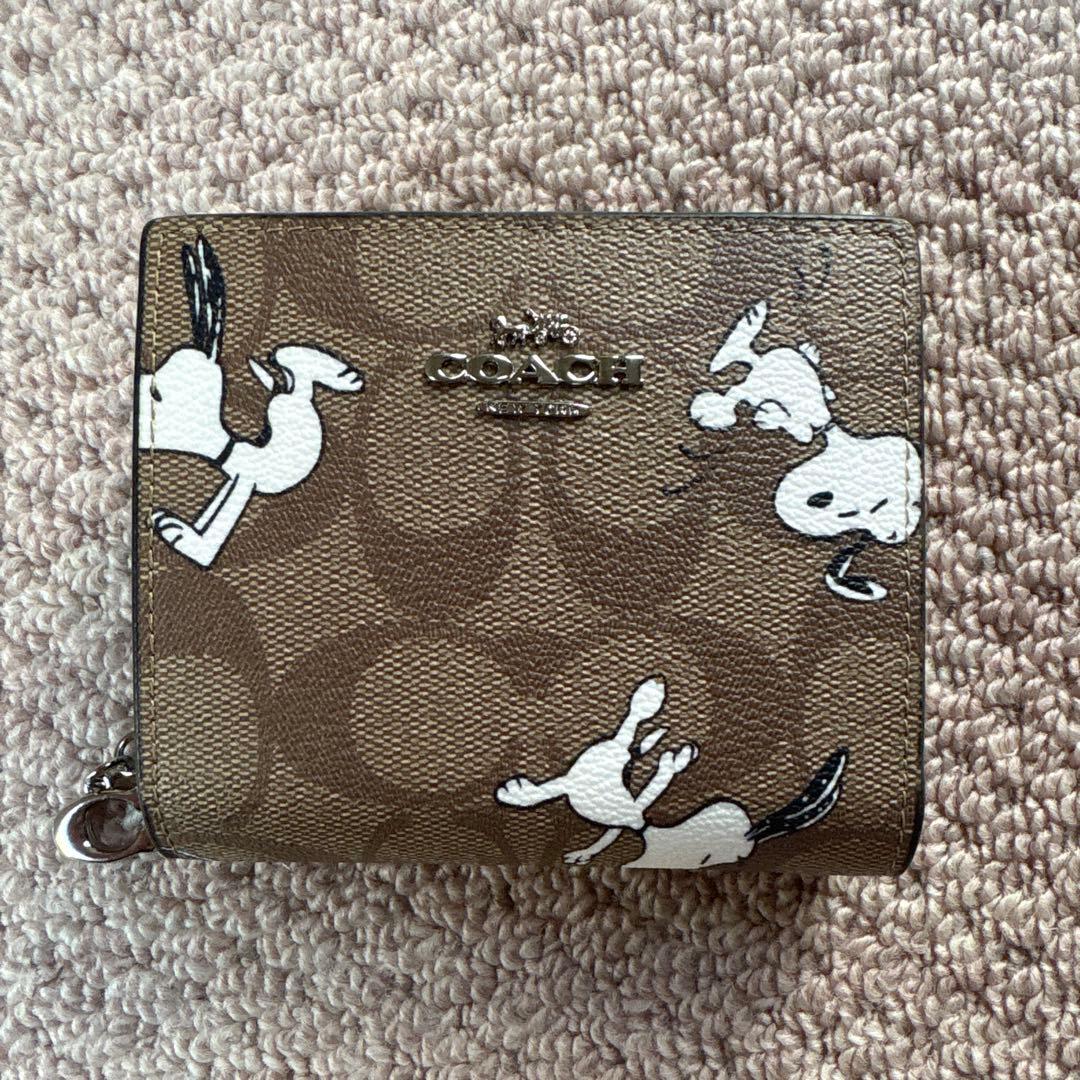 COACH 　二つ折り財布　ｃチャーム　スヌーピー