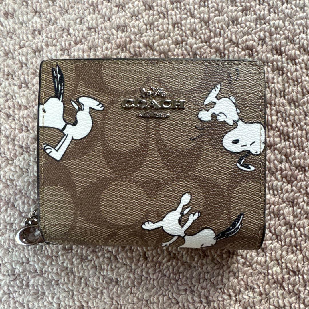 COACH 　二つ折り財布　ｃチャーム　スヌーピー
