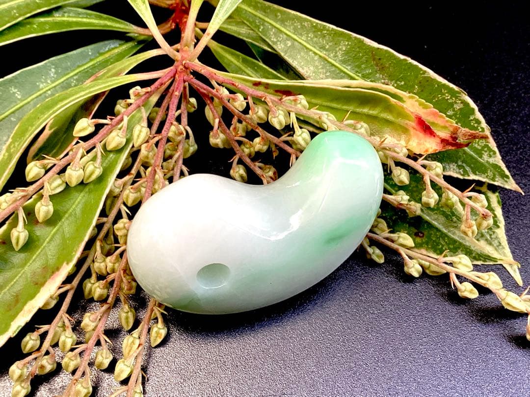 ✳糸魚川翡翠　一流の勾玉 鑑別書付き　高品質　お守りに本物を‼️