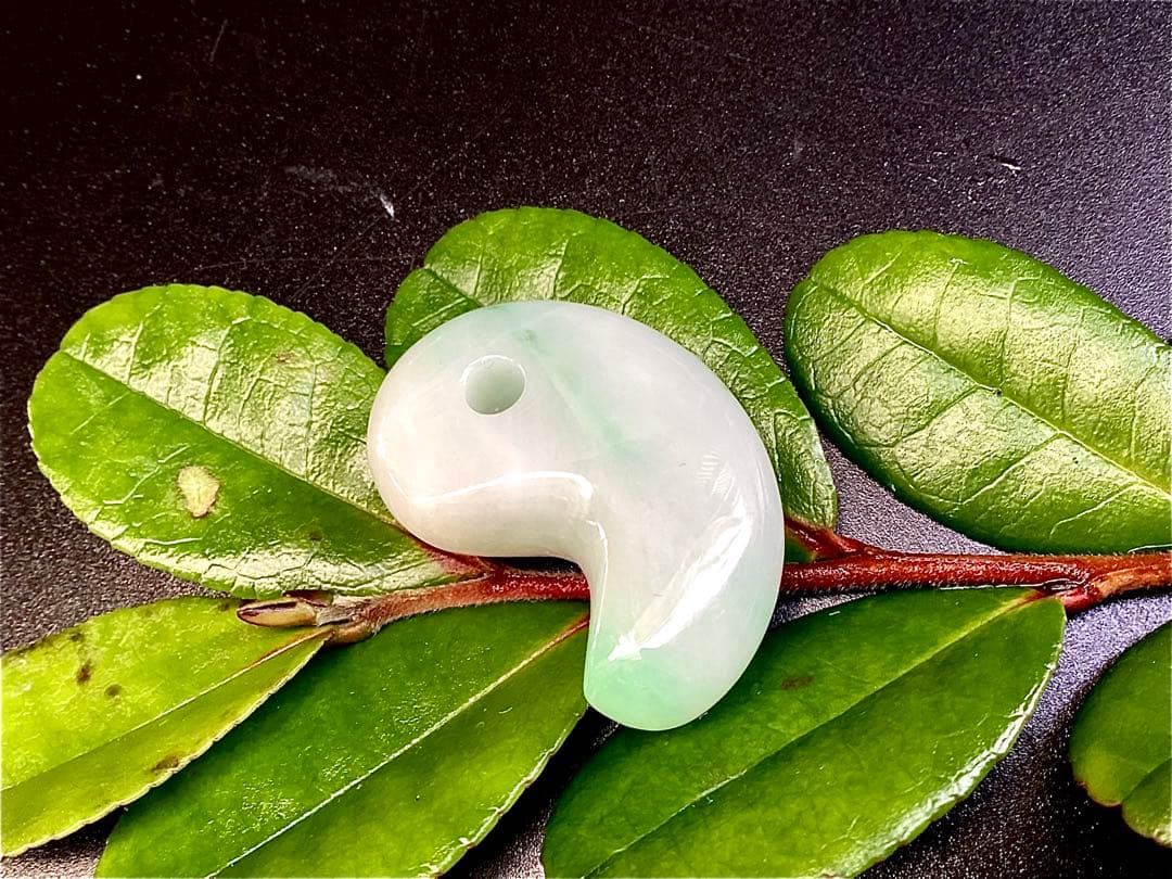 ✳糸魚川翡翠　一流の勾玉 鑑別書付き　高品質　お守りに本物を‼️