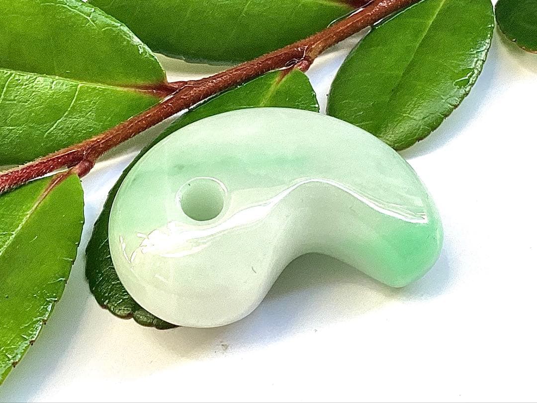 ✳糸魚川翡翠　一流の勾玉 鑑別書付き　高品質　お守りに本物を‼️