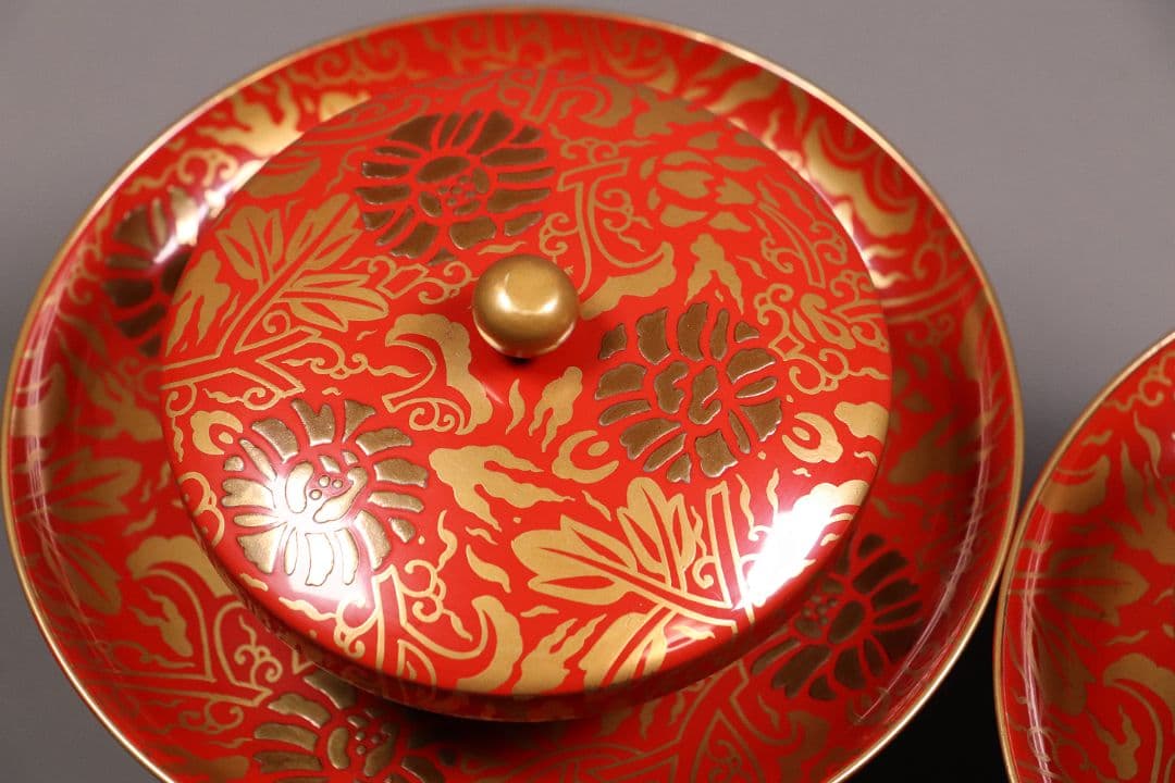 時代花唐草蒔絵 朱塗茶台 茶碗一対 天然木 金蒔絵 古伊万里【MA365】