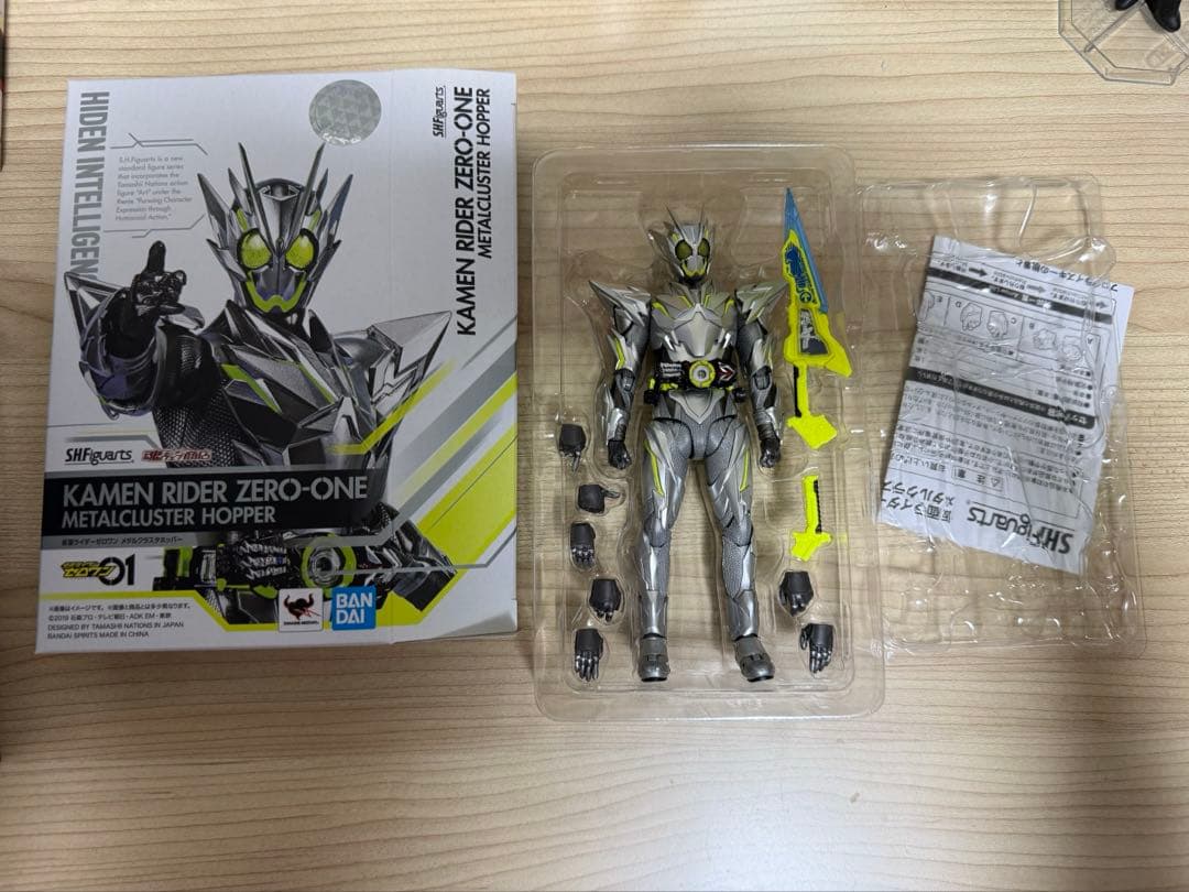 s.hフィギュアーツ　仮面ライダーゼロワン　メタルクラスタホッパー
