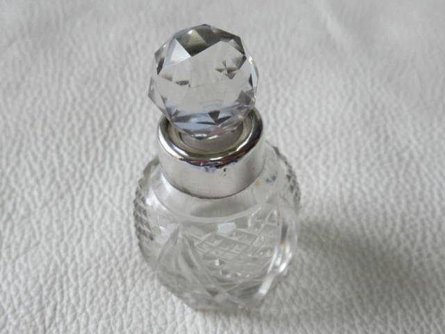美品 1901年製 英国製◆蓋の下側純銀製 瓶は切子 多面カット蓋付小瓶/香水瓶