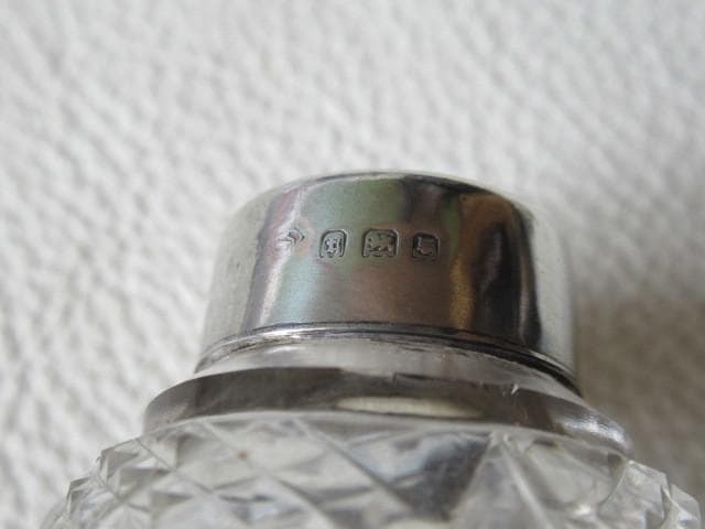 美品 1901年製 英国製◆蓋の下側純銀製 瓶は切子 多面カット蓋付小瓶/香水瓶